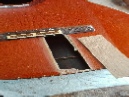 binnenkant van het bovenblad en bodem van een gitaar