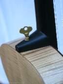 Eerst de oude lak verwijderen om opnieuw te lakken.